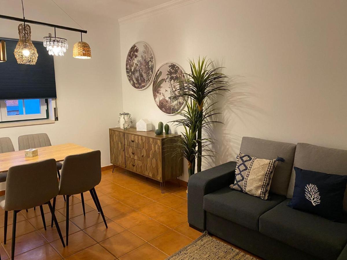 Country Town Apartment Almeirim Bagian luar foto