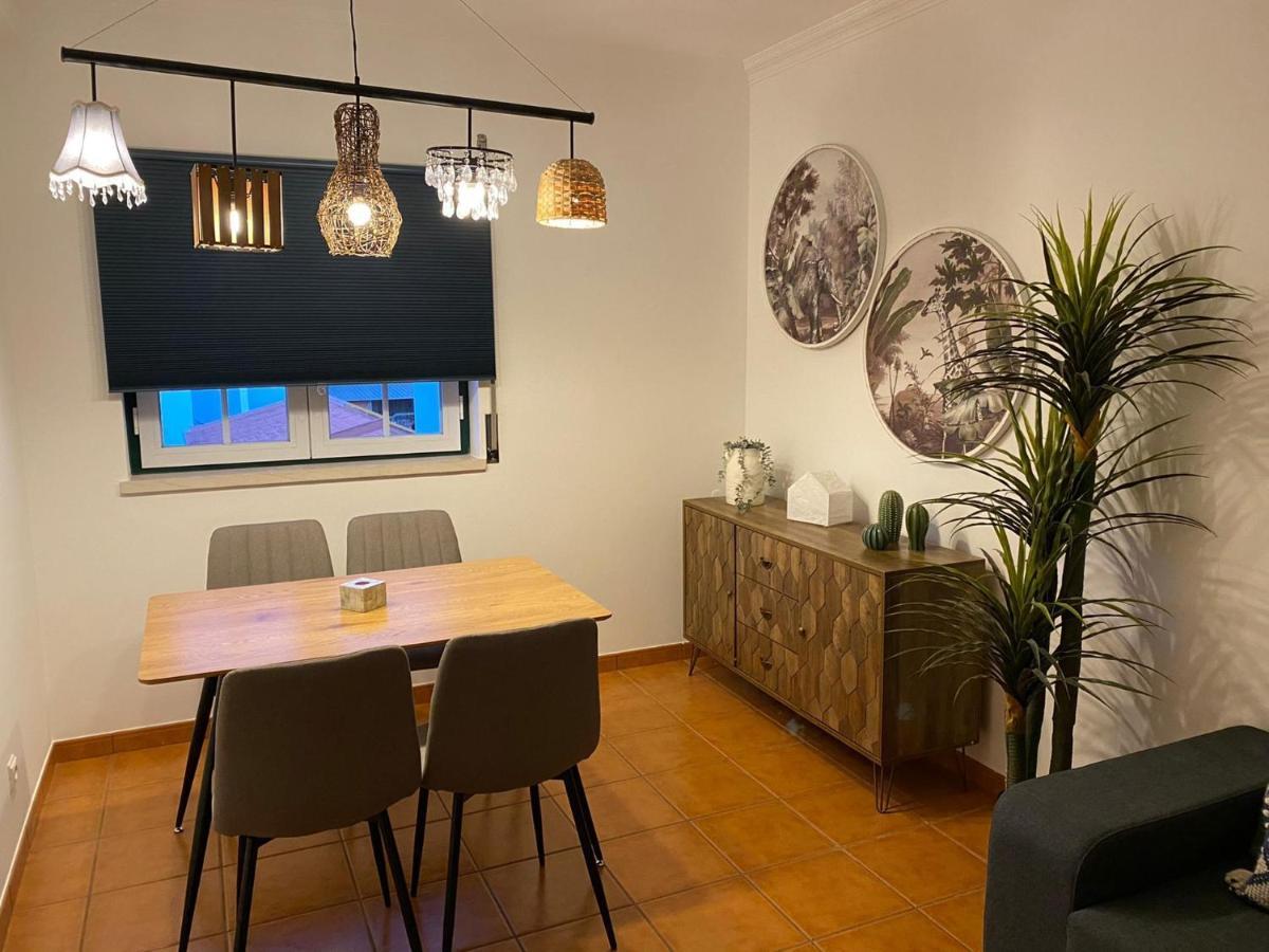 Country Town Apartment Almeirim Bagian luar foto